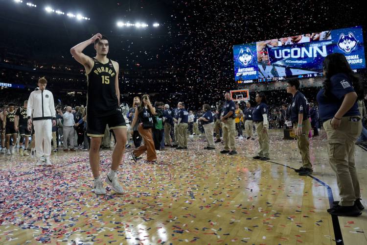Purdue center Zach Edey (15) leaves the courier their loss against UConn in the NCAA college Final Four championship basketball game, Monday, April 8, 2024, in Glendale, Ariz. (AP Photo/David J. Phillip)
