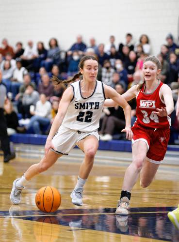 Smith College guard Hannah Martin (22) drives the ball under pressure from WPI defender Emmy Allyn (34) in the second quarter Saturday at Ainsworth Gymnasium in Northampton.