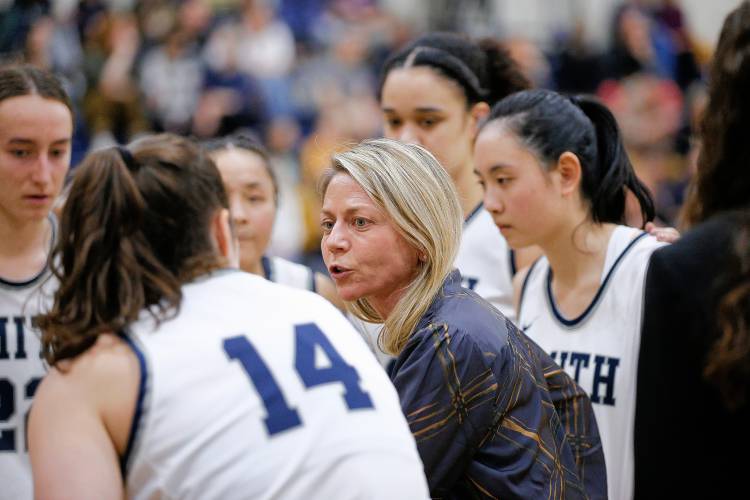 Smith College head coach Lynn Hersey huddles up with her team in the third quarter against WPI on Saturday at Ainsworth Gymnasium in Northampton.