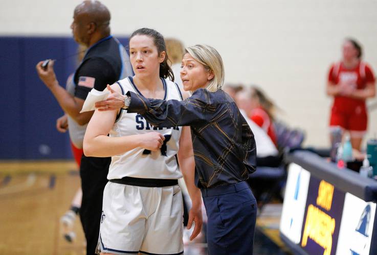 Smith College head coach Lynn Hersey talks with Jessie Ruffner in the third quarter against WPI on Saturday at Ainsworth Gymnasium in Northampton.